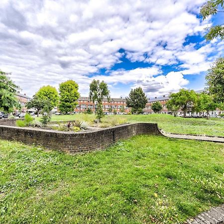Appartamento Guestready - Bold Modernity Near Kennington Park Londra Esterno foto